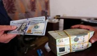 موظف بأحد مصارف ليبيا. (أرشيفية)