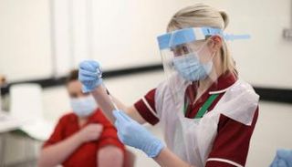 تطعيم إحدى المواطنات في إيرلندا