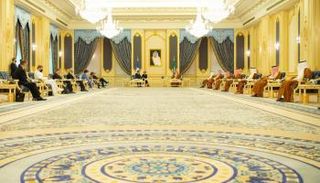 جانب من مباحثات ولي العهد السعودي والرئيس الفرنسي