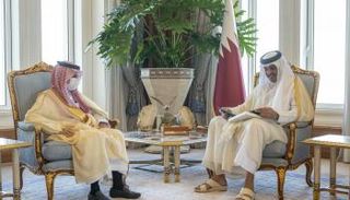 أمير قطر خلال تسلمه الدعوة للقمة الخليجية الـ42