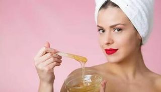 العسل يمنح البشرة ملمسا ناعما ورطبا