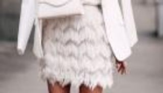 "التنورة الريش" موضة حفلات رأس السنة الجديدة.. إطلالة جريئة