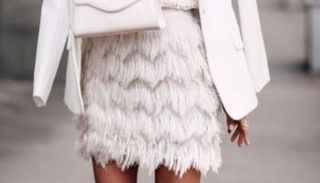 تنورة الريش تتمتع بطابع جريء لافت للأنظار