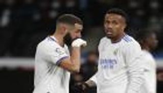 تعرف على إصابة كريم بنزيما في مباراة ريال مدريد وسوسيداد ومدة غيابه