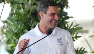 فرنسيس سواريز يتلقى راتبه بعملة البيتكوين