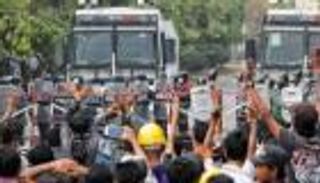 سيارة شرطة تقتحم احتجاجا في ميانمار ومقتل 5 متظاهرين