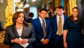 عاصفة استقالات تضرب فريق كامالا هاريس