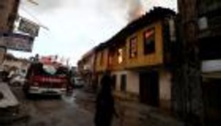 عمره 250 عاما.. النيران تلتهم قصرا تاريخيا في تركيا