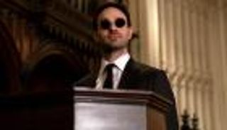 تشارلي كوكس يرتدي عباءة البطل الخارق "ديرديفيل" مع مارفل