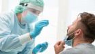 هل يسبب متحوّر "أوميكرون" مرضاً أكثر اعتدالاً؟.. خبراء يجيبون