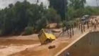 فيديو مؤلم لغرق حافلة مدرسية في كينيا.. 31 قتيلا