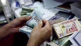 موظف بأحد مصارف ليبيا. (أرشيفية)