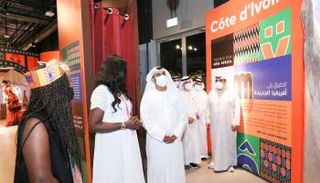 أثناء زيارة وزير العدل الإماراتي لجناح ساحل العاج