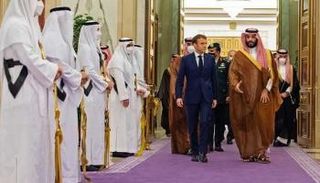ولي العهد السعودي خلال لقاء الرئيس الفرنسي- رويترز