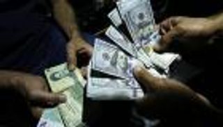 انهيار تاريخي للعملة الإيرانية و"رئيسي" يتبرأ من المسؤولية