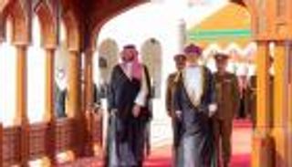 ولي العهد السعودي يغادر عمان متوجها للإمارات