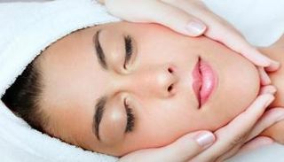 البشرة الدهنية تحتاج إلى عناية خاصة