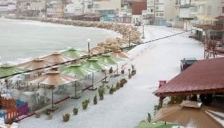 تساقط الثلوج في مدينة رفراف من محافظة بنزرت شمالي البلاد