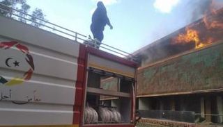 فرق الدفاع المدني تحاول إخماد الحريق