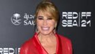 بفستان أحمر.. إيناس الدغيدي تتألق في أول ظهور لها بالسعودية