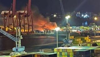 مشهد لقصف الحاويات في اللاذيقية