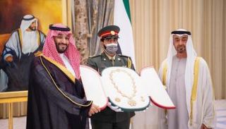 الشيخ محمد بن زايد يقلد ولي العهد السعودي بـ