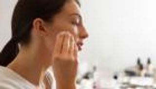 طريقة تنظيف البشرة بالبيت.. نصائح سهلة وعملية