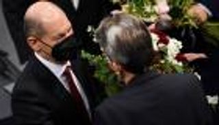 زهور وفاكهة وحضور بارز.. كواليس انتخاب مستشار ألمانيا