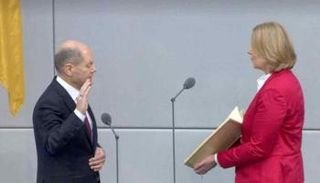 شولتز يؤدي اليمين الدستورية