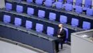 صورة تاريخية.. شولتز يجلس على مقعد ميركل في البرلمان