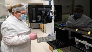 يختبر أخصائيو علم الأحياء عينات من مرضى كورونا بأمريكا- رويترز