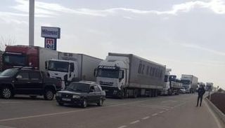 زحام مروري على أحد الطرق في تركيا نتيجة سوء الأحوال الجوية (الصورة من موقع صحيفة 