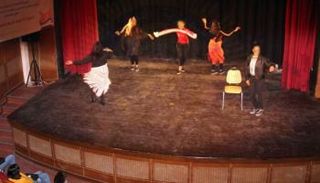 صورة من العرض المسرحي "غربة"