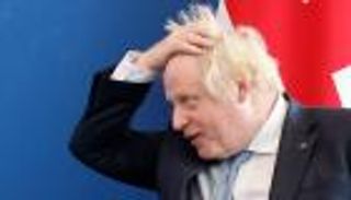 مقطع فيديو يشعل غضب جونسون.. ويجبره على الاعتذار