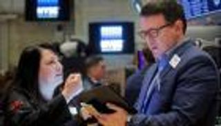 "أوميكرون" نجم الأسواق.. الأسهم الأمريكية ترتفع والإسترليني يهوي