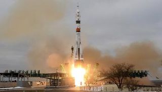 مركبة الفضاء الروسية حاملة الملياردير الياباني لمحطة الفضاء الدولية – أ ف ب