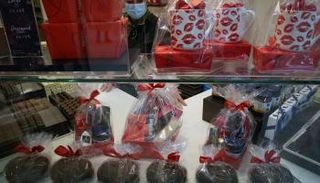 شوكولاتة معروضة في أحد محلات بلجيكا (رويترز)