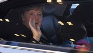 ميركل تودع المواطنين خارج مقر المستشارية