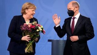 ميركل وشولتز خلال تسليم السلطة