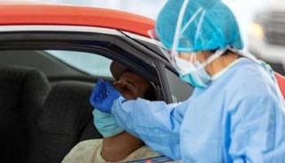 فحص كورونا من السيارة بالإمارات- أرشيفية