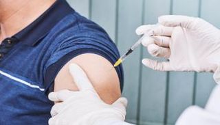 شخص يتلقى لقاح كورونا- أرشيفية