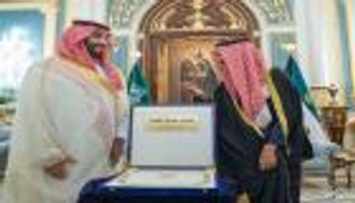 أمير الكويت يقلد ولي العهد السعودي قلادة مبارك الكبير