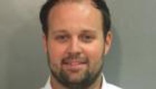 "الابن الأكبر" يفضح عائلة "القيم والأخلاق" بمواد إباحية لأطفال