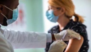 سيدة تتلقى لقاح كورونا في بريطانيا- أرشيفية