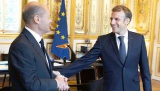 جانب من لقاء ماكرون وشولتز