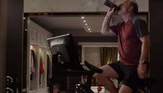  بيج يتدرب على دراجة بيلوتون قبل إصابته بنوبة قلبية