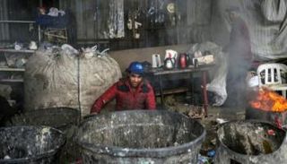 لاجئ أفغاني يجمع القمامة في إسطنبول 