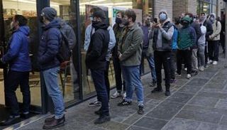 اصطفاف الآلاف في بريطانيا لشراء قمصان بانكسي