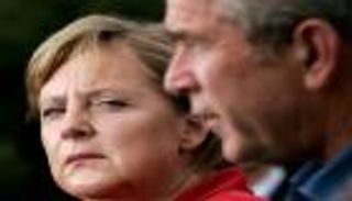 "ميركل" على العرش.. صور تجسد مشوار المستشارة في 16 عاما