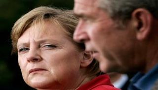 نظرة حادة من ميركل لبوش تعود للعام 2007 - رويترز